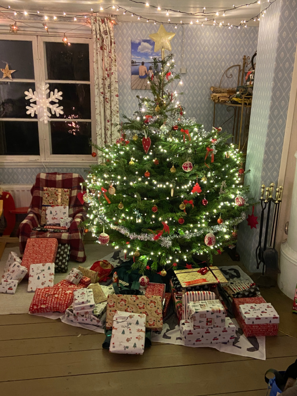 Weihnachtsbaum und Geschenke in unserem Haus in Schweden 2025